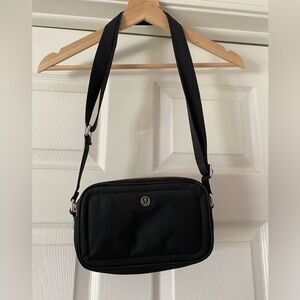Lululemon cross body camera bag EUC